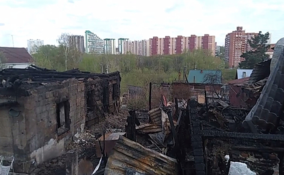 Поджог мог быть причиной крупного пожара в частном секторе Новосибирска