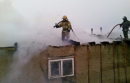 25 человек эвакуированы из горящего двухэтажного дома под Нефтеюганском