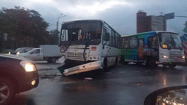 Маршрутка протаранила автобус в Калининском районе Петербурга