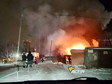 Двухквартирный дом загорелся на улице Плахотного в Новосибирске