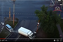 Видео красноярского ДТП, где Honda врезалась в грузовик, размещено в Сети
