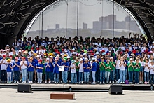 Восемьсот детей спели хором на Михайловской набережной 1 июня в Новосибирске