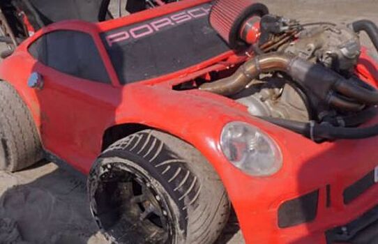 На игрушечную машину Porsche 911 поставили мотор от внедорожного мотоцикла