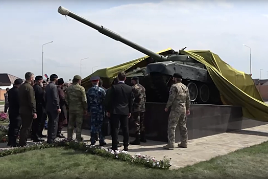 В Чечне установили танк-памятник Т-72