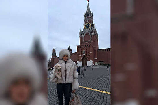 Девушка Тимати Валентина Иванова снялась в шубе и шапке на фоне Кремля