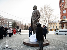 Горожане принесли цветы на открытие памятника Достоевского