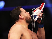 UFC 269: Тай Туйваса нокаутировал Аугусто Сакаи и отпраздновал победу, попив из кроссовка, видео