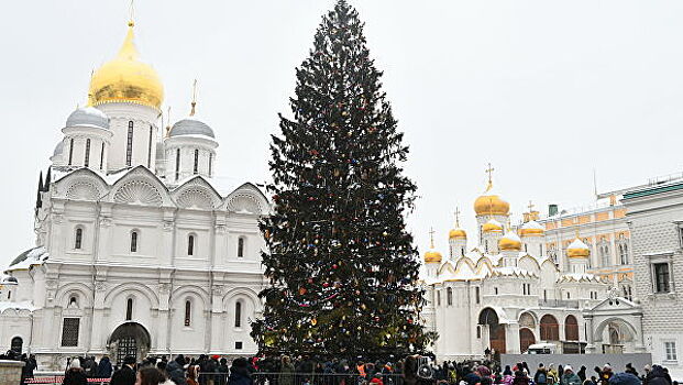 Двум подмосковным детским домам подарят "часы" из кремлевской елки