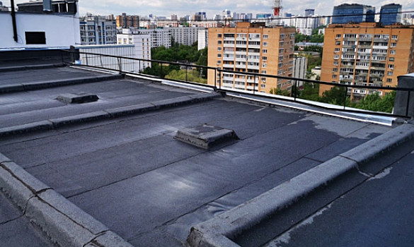 В жилом доме на Симферопольском бульваре отремонтировали кровлю