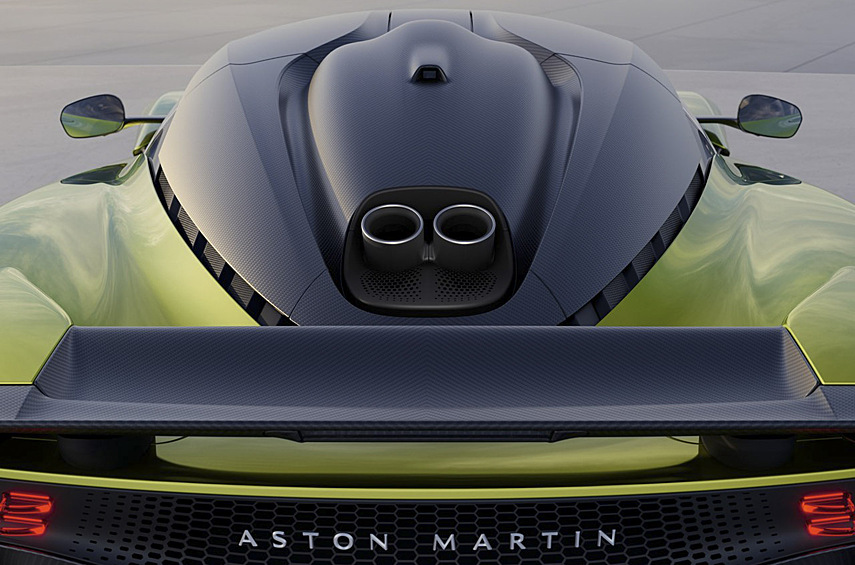Супергибрид «Вальгалла» — необычный Aston Martin. Только посмотрите на функциональный «гоночный» дизайн и конструкцию! Компоновка среднемоторная, ключевую роль в ней играет Mercedes-AMG V8 M178 с «плоским» коленвалом и сухим картером (такой ставили на GT Black Series). После апгрейдов он затмил базовый: отдача достигает 828 л.с. А совокупная с учетом трех электромоторов (один встроен в восьмиступенчатый преселективный «робот», два приводят передние колеса) — 1079 л.с.