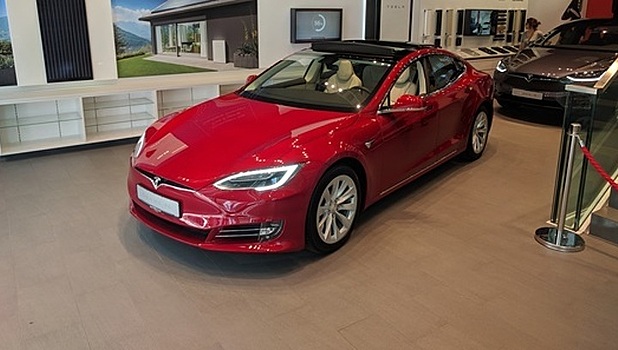 Tesla зачем-то пытается вытрясти деньги из своих поставщиков