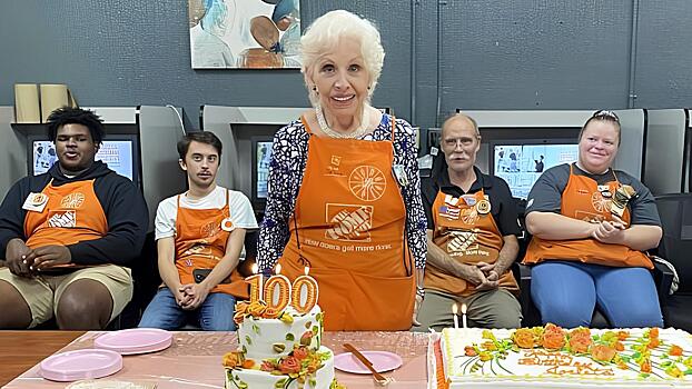 100-летняя долгожительница заскучала на пенсии и вернулась на работу