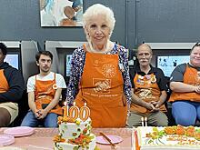 100-летняя долгожительница заскучала на пенсии и вернулась на работу