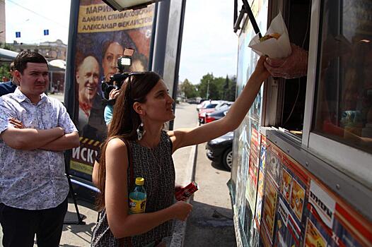 «Сомневаюсь, что повторю»: бизнесмен накормил челябинцев бесплатными бургерами в честь победы России