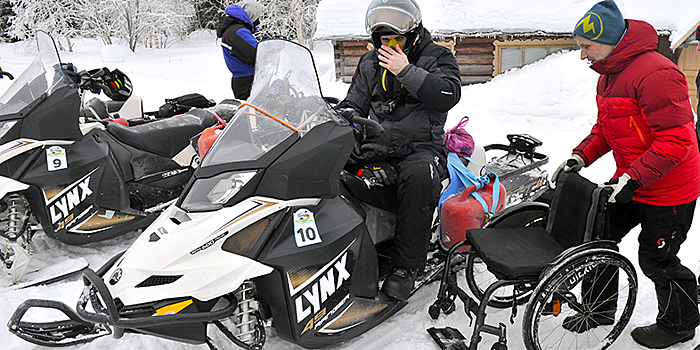 Инвалид-колясочник на снегоходе отправился в беспрецедентное путешествию по Кольскому полуострову