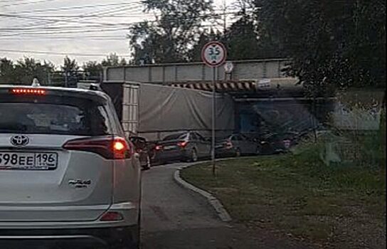 Фура, застрявшая под мостом на ЕКАДе, заблокировала движение машин