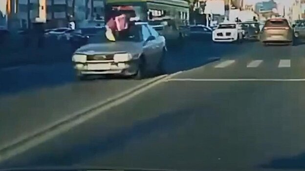 В Пензе на пешеходном переходе Audi 80 сбила девочку