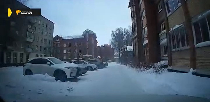 Снежная глыба рухнула на автомобилиста в Новосибирске