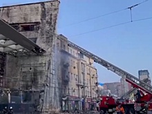В Ростове-на-Дону горел ТЦ, огонь перекинулся на соседнюю пятиэтажку