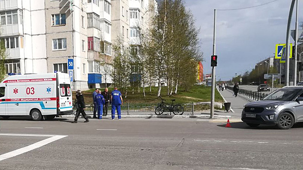 Не спешился на «зебре»: велосипедист угодил под колеса иномарки в Ноябрьске. ФОТО
