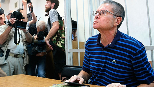 В Кремле не комментируют решение об условно-досрочном освобождении Улюкаева