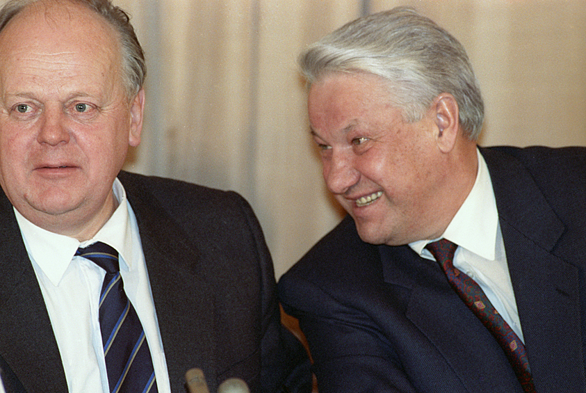Президент России Борис Николаевич Ельцин и Председатель Верховного совета Республики Беларусь Станислав Шушкевич (слева) после подписания соглашения о создании Содружества Независимых Государств (СНГ), 1991 год