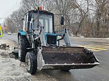 В Курске продолжается расчистка дорог и пешеходных зон после снегопадов