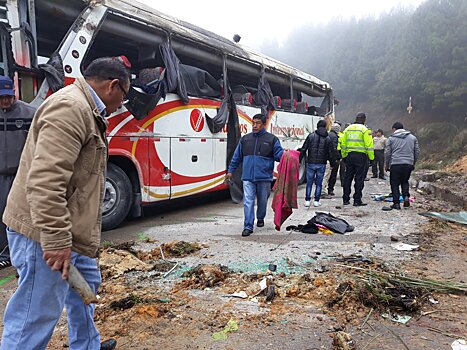 В Эквадоре перевернулся автобус с паломниками