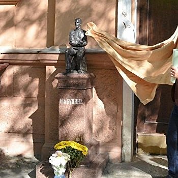 В Одессе открыли памятник Ивану Бунину