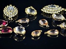 Украшения с искусственными камнями предложили размещать на отдельных витринах