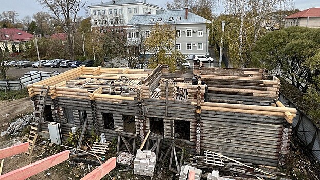Реставраторы восстанавливают мезонин на доме 37 на улице Чернышевского в Вологде