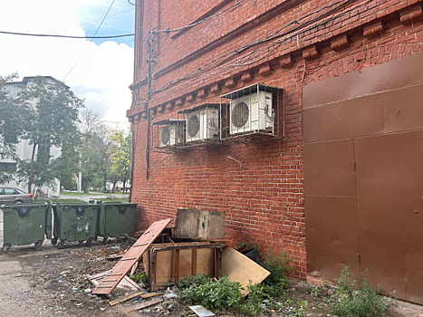 Самарцы пожаловались на скопившийся мусор у домов Севастопольского переулка