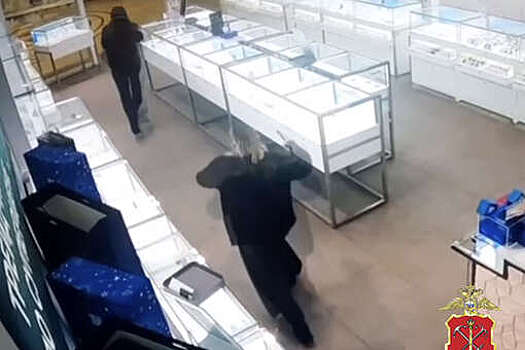 В Петербурге мужчина украл из магазина украшения почти на 300 тысяч рублей
