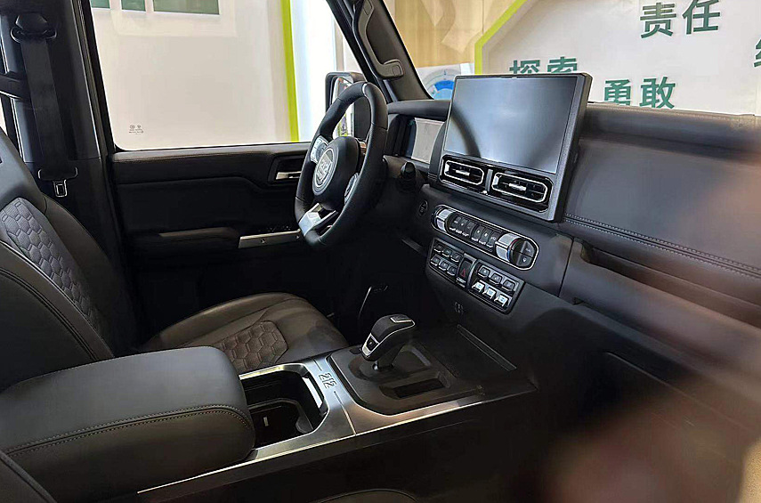 В интерьере — множество физических клавиш, «парящий» центральный дисплей и цифровая приборная панель. Уже в «базе» машина подготовлена под размещение лебёдки и силового багажника, размерность стоковых покрышек BF Goodrich — 265/70 R17. Продажи начнутся в нынешнем году.