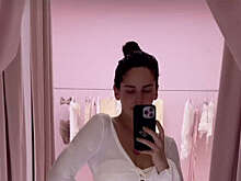 Актриса Лиза Моряк снялась в прозрачном платье через два месяца после родов