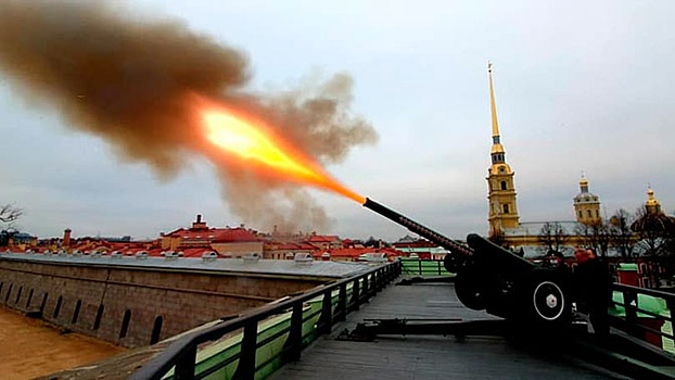 Чубайс выстрелил из гаубицы на Петропавловской крепости