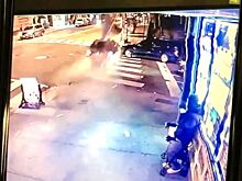 Пьяный водитель пронесся по тротуару в сантиметрах от прохожего. Видео
