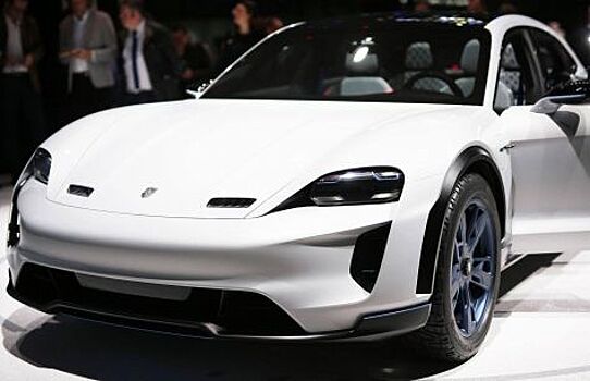 Porsche работает над проектированием Cross Turismo E