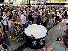 Толпу туристов без масок сняли на камеру в Сочи