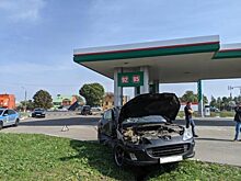Авария на АЗС: Mercedes-Benz впечатал Peugeot в дорожный знак