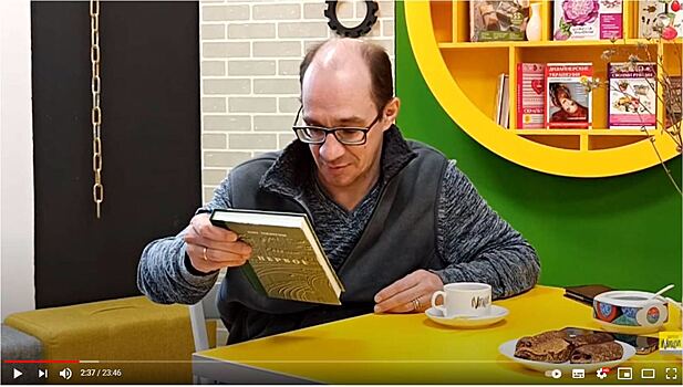 Актёр Омской драмы "позавтракал" в библиотеке "Квартал 5/1"