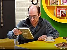 Актёр Омской драмы "позавтракал" в библиотеке "Квартал 5/1"