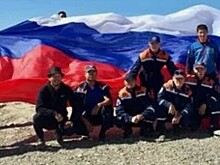 Спасатели Тувы развернули на священной горе Догээ в Кызыле российский триколор
