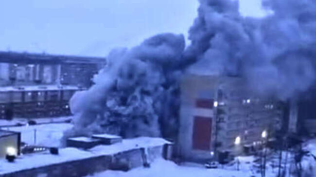 Здание магазина автозапчастей и СТО загорелось в Норильске