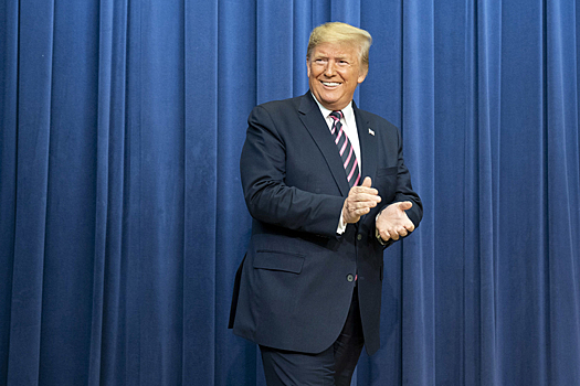AP: Трампа оштрафовали на 10 тысяч долларов за критику сотрудника суда