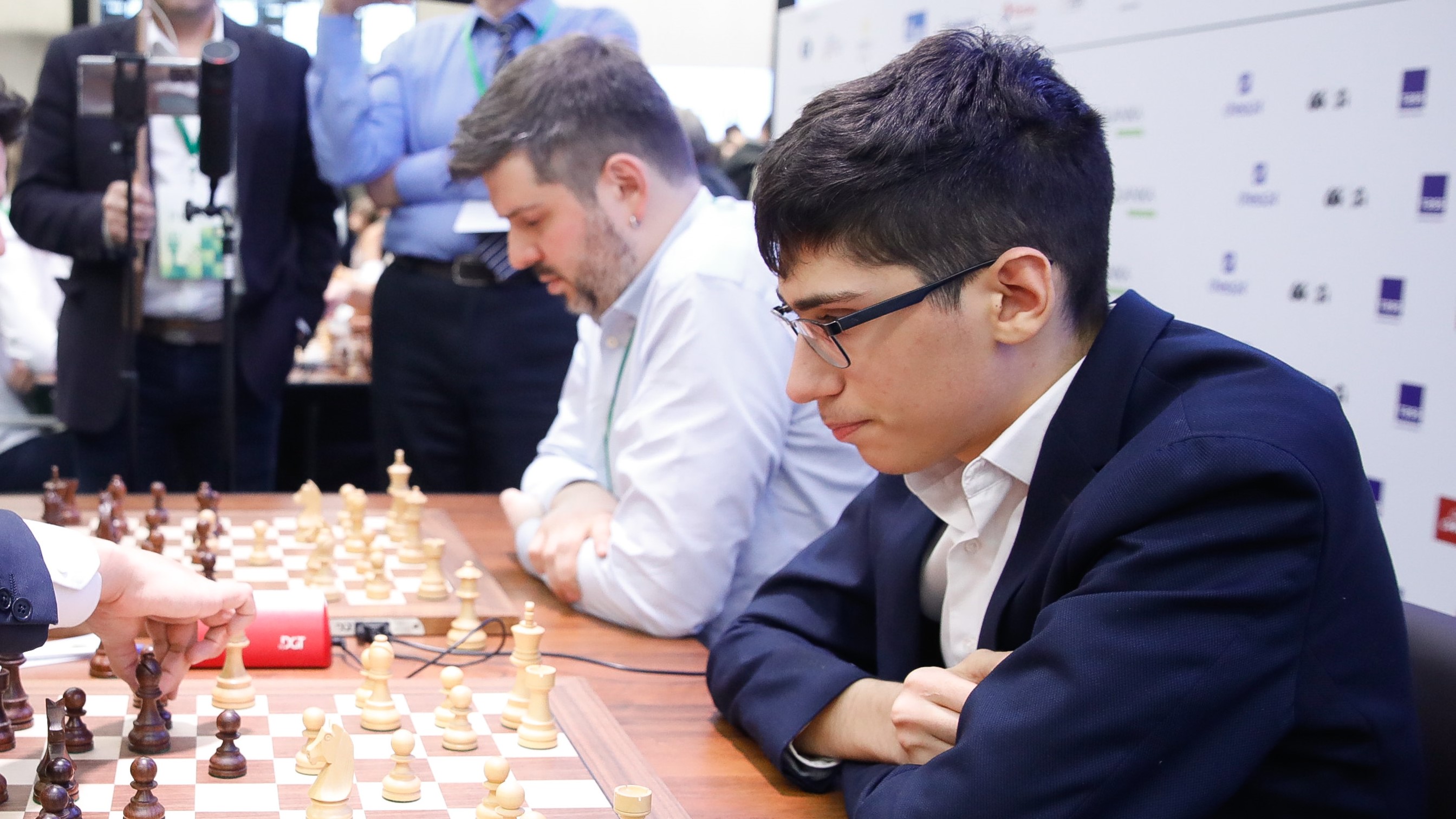 Фиде шахматы. Фабиано каруана фото. Карякин костенюк. Фабиано каруана в детстве. Карлсен в 2010.