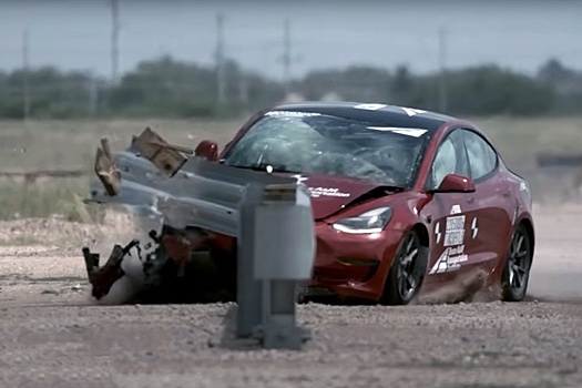 Эксперты показали на видео, как Tesla Model 3 может снести отбойник на трассе