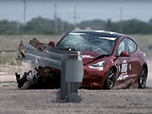 Эксперты показали на видео, как Tesla Model 3 может снести отбойник на трассе