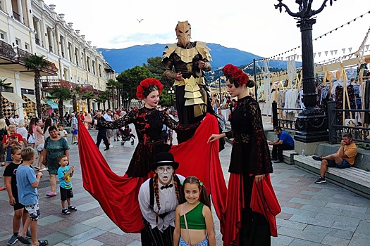 На Черном море туристов ждут гастрофест, фестивали поп-музыки и классики