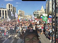 Варламов: Участникам многотысячного митинга в Москве запретили наклейки с Путиным